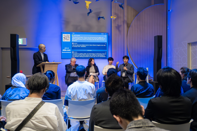 울산과학기술원(UNIST) 조기혁 교수(오른쪽)가 밀양과 안동에서 진행 중인 미래 도시 설계 프로젝트를 소개하고 있다. UNIST 제공