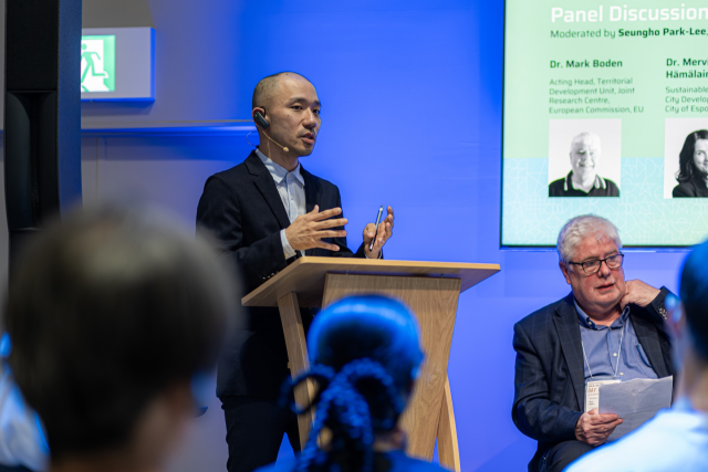 울산과학기술원(UNIST) 이승호 교수(왼쪽)가 포럼 좌장을 맡아 토론을 이끌고, 마크 보덴 박사(오른쪽)가 참여하고 있다. UNIST 제공