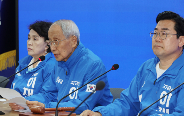 더불어민주당 윤여준 총괄선대위원장이 19일 서울 여의도 당사에서 열린 중앙선거대책위원회의에서 발언하고 있다. 연합뉴스