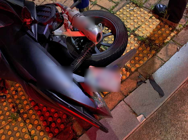 18일 오후 8시께 부산 기장군 철마면 반송로 사거리에서 10대 오토바이 운전자가 좌회전하던 SUV 차량의 앞 범퍼를 들이받았다. 기장경찰서 제공