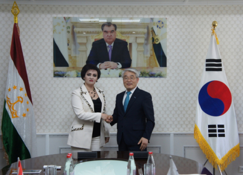 16일 타지키스탄 수도 두샨베에 위치한 농업부에서 홍석화 코이카 코이카 지역사업II 본부 이사(오른쪽)와 니기나 안바리(Nigina Anvari) 타지키스탄 농업부 차관(왼쪽)이 타지키스탄 시설원예농업 현대화 기반 구축 사업에 대한 협의의사록(RD: Record of Discussion)을 체결한 후 기념사진을 촬영하고 있다.