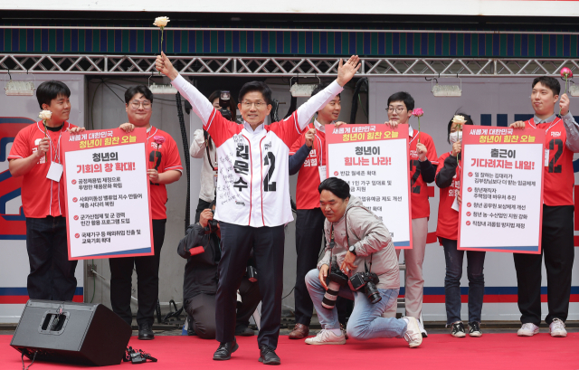국민의힘 김문수 대선 후보가 19일 서울 청계광장에서 청년 정책 공약 발표를 마친 뒤 인사하고 있다. 연합뉴스