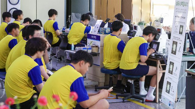 인제대 부산백병원 안과학교실 문성혁 교수 연구팀이 스마트폰으로 간편하게 시력을 측정할 수 있는 앱을 개발했다. 사진은 올해 1월 부산 수영구 부산울산지방병무청에서 병역판정검사를 받으러 온 입영 대상자들이 시력을 검사하는 모습. 부산일보DB