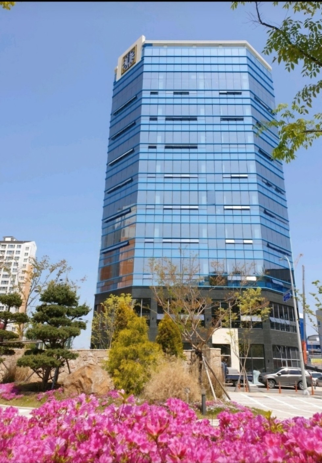 남명건설 본사가 있는 경남 김해시 율하동의 한 빌딩. 남명건설 제공