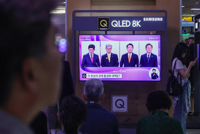 18일 서울역 대합실에서 시민들이 제21대 대선 1차 후보자 토론회 중계방송을 지켜보고 있다. 연합뉴스