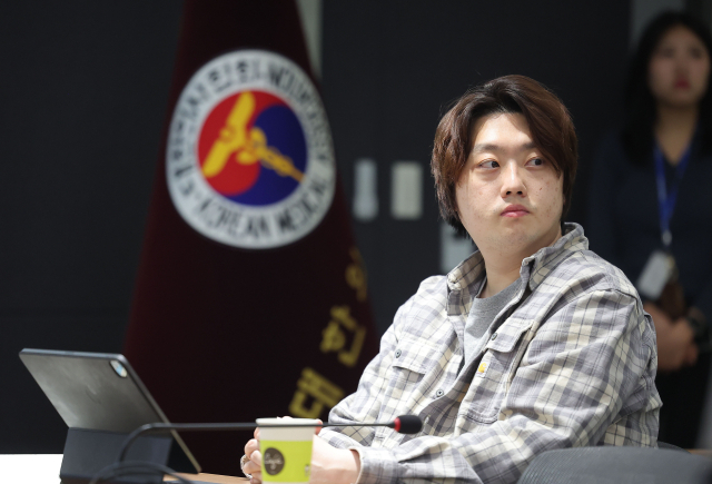 지난달 23일 서울 용산구 대한의사협회 회관에서 열린 의료법상 의료인에 대한 업무개시명령과 관련한 의료정책포럼에서 박단 의협 부회장 겸 대한전공의협의회 비상대책위원장이 참석해 발표를 듣고 있다. 연합뉴스