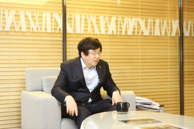 부산외국어대학교 장순흥 총장이 <부산일보> 취재진과 인터뷰하고 있다. 장 총장은 “2030년까지 외국어 전공 과목을 50개까지 늘리겠다”는 포부를 밝혔다.