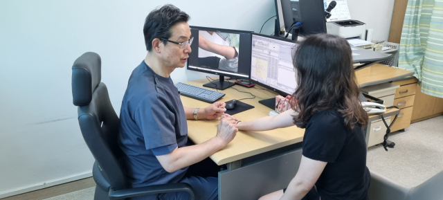 하나병원 정철수 병원장은 ‘피부조직은행’의 중요성을 재차 역설했다. 정 병원장이 진료하는 모습. 하나병원 제공