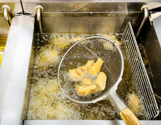 치킨값 인상 우려가 커지는 가운데 한 가맹점에서 치킨을 조리하고 있다. 교촌치킨 제공