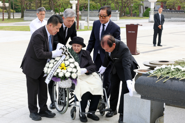 5·18민주화운동 45주년 하루 뒤인 19일 노태우 전 대통령의 배우자인 김옥숙 여사가 아들 노재헌씨와 함께 광주 북구 운정동 국립5·18민주묘지를 찾아 헌화하고 있다. 연합뉴스
