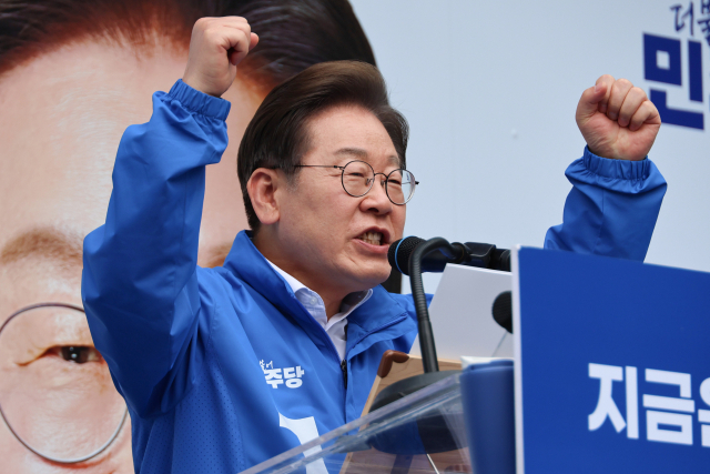 더불어민주당 이재명 대선 후보가 서울 표심 잡기에 나선 19일 서울 영등포구 타임스퀘어에서 열린 유세에서 지지를 호소하고 있다. 연합뉴스