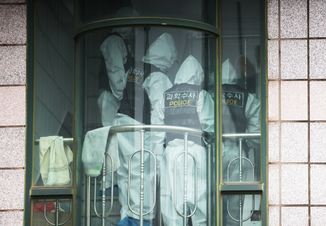 19일 경기도 시흥의 편의점과 체육공원 등에서 50대 중국 국적 동포가 시민 2명을 잇달아 흉기로 찌르는 사건이 발생해 경찰이 수사에 나선 가운데 용의자의 자택과 그 주변에서 시신 2구가 발견됐다. 사진은 시신이 발견된 건물에서 과학수사대원들이 감식을 위해 이동하는 모습. 연합뉴스