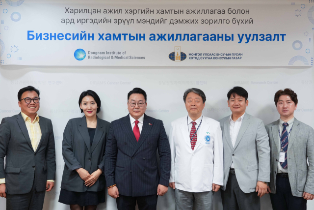 주(駐)부산 신임 몽골영사 방문 기념사진(왼쪽 세 번째부터 차강-웁궁 자담바 몽골 영사, 이창훈 동남권원자력의학원장). 동남권원자력의학원 제공