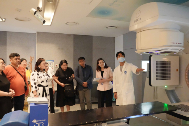몽골 바가항가이구 공무원 연수단이 동남권원자력의학원 방사선종양학과를 둘러보고 있다. 동남권원자력의학원 제공
