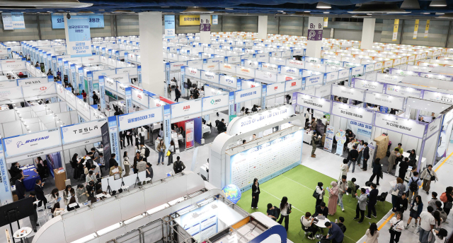 산업통상자원부와 코트라(KOTRA)는 19일부터 20일까지 이틀간 서울 코엑스(COEX)에서 ‘2025 글로벌 탤런트 페어(Global Talent Fair)’를 개최한다. 개막식 당일 채용박람회 현장의 모습. 코트라 제공