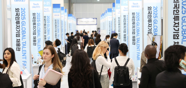 산업통상자원부와 코트라(KOTRA)는 19일부터 20일까지 이틀간 서울 코엑스(COEX)에서 ‘2025 글로벌 탤런트 페어(Global Talent Fair)’를 개최한다. 개막식 당일 채용박람회 현장의 모습. 코트라 제공