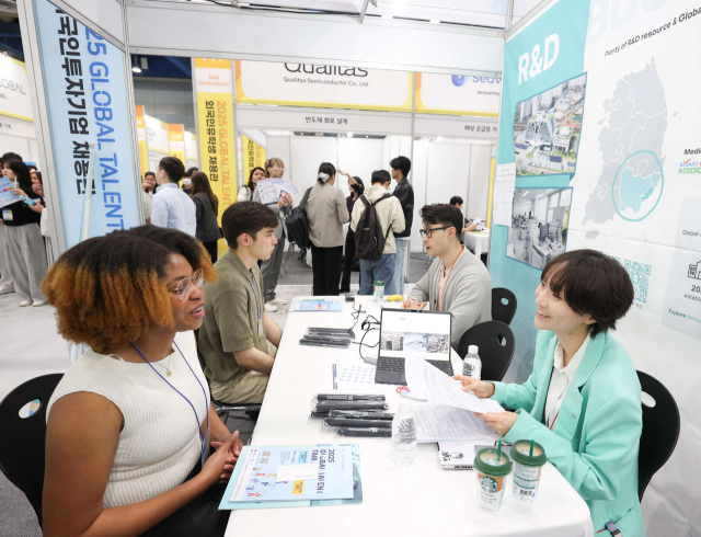 산업통상자원부와 코트라(KOTRA)는 19일부터 20일까지 이틀간 서울 코엑스(COEX)에서 ‘2025 글로벌 탤런트 페어(Global Talent Fair)’를 개최한다. 개막식 당일 채용박람회 현장의 모습. 코트라 제공
