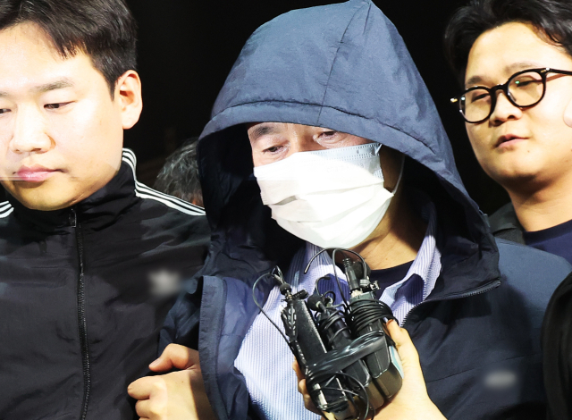 시흥 흉기사건의 용의자인 차철남이 19일 경찰에 긴급체포돼 경기 시흥경찰서로 압송되고 있다. 차철남은 이달 시흥시 정왕동 소재 자기 집 등에서 2명을 살해하고, 이날 인근의 편의점 주인과 자기집 건물주 등 2명을 흉기로 찔러 다치게 한 혐의를 받고 있다. 연합뉴스