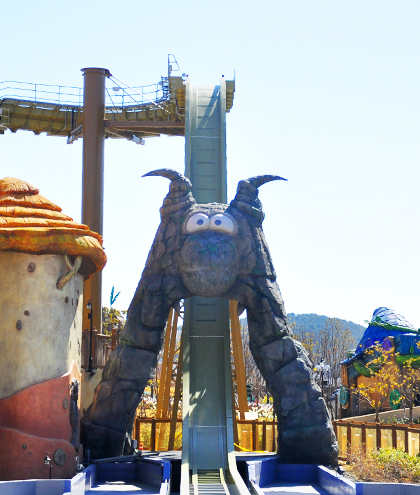 지난 1일 부산 기장군 롯데월드 부산에서 놀이기구 오거스 후룸 보트 1대가 상공에서 갑자기 멈춰섰다. 롯데월드 부산 제공