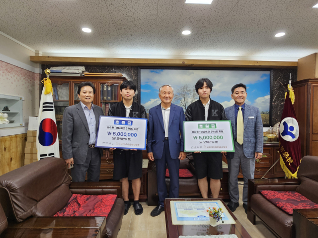 (사)진주목문화사랑방은 19일 경남예술고등학교 이사장실에서 예술 인재 2명에게 장학금을 전달했다. (사)진주목문화사랑방 제공