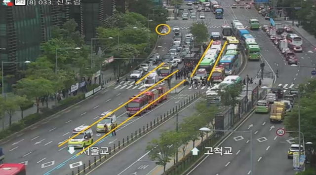 경인로 버스 추돌사고 현장 CCTV. 서울시 교통정보 시스템(TOPIS) 갈무리