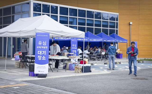 지난 19일 전남 신안군 신안국민체육센터에서 진행된 SK텔레콤의 찾아가는 유심 교체 서비스 모습. SK텔레콤 제공.