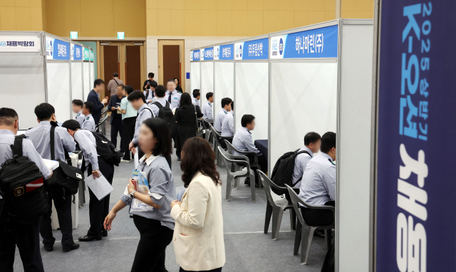 20일 오후 부산 동구 부산항국제전시컨벤션센터에서 열린 ‘K-오션 채용박람회’에서 구직자들이 현장 면접을 보고 있다. 정종회 기자 jjh@