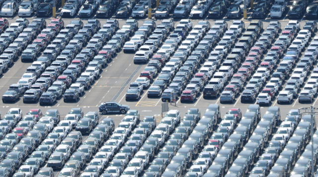 현대자동차 울산공장 수출선적부두 옆 야적장에 완성차가 대기하고 있다. 연합뉴스