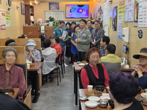 행사장을 직접 방문한 오은택 부산 남구청장(가운데)이 감사의 격려사를 하고 있다.