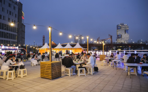 유라리광장의 밤바다를 배경으로 한 ‘야경포차’