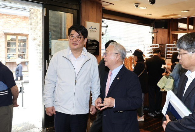 권재한 농촌진흥청장은 20일 대전 중구에 있는 성심당 본점을 찾아 생산 현장을 둘러보고, 민관 상생 협력 방안을 논의했다. 농촌진흥청 제공