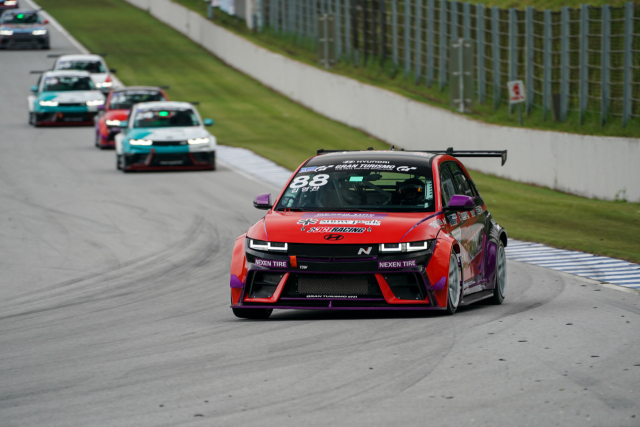 넥센타이어를 장착하고 우승한 DCT 레이싱 김영찬 선수의 차량 주행 모습. 넥센타이어 제공