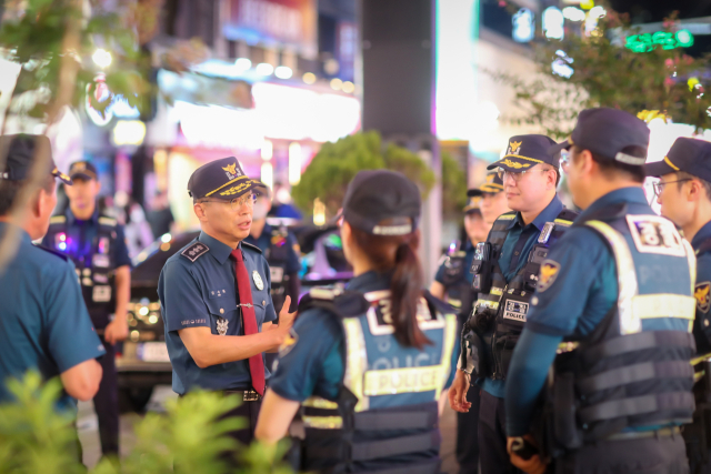 지난해 8월 16일 부임 첫날 부산진경찰서 서면지구대를 방문한 김수환 부산경찰청장 모습. 부산경찰청장 제공