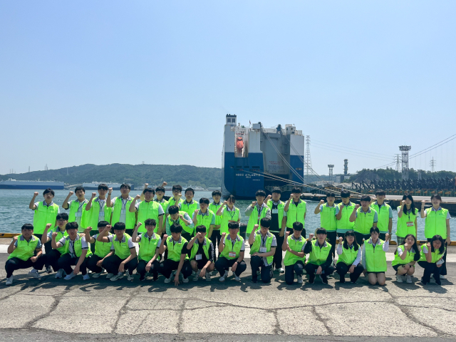 울산항만공사(UPA)는 울산광역시교육청이 주최한 ‘2025년 울산 공공기관과 함께하는 고교 오픈스쿨 직업교육’에 참가해 지역 학생들을 대상으로 울산항에 대한 직업교육을 실시했다, UPA 제공