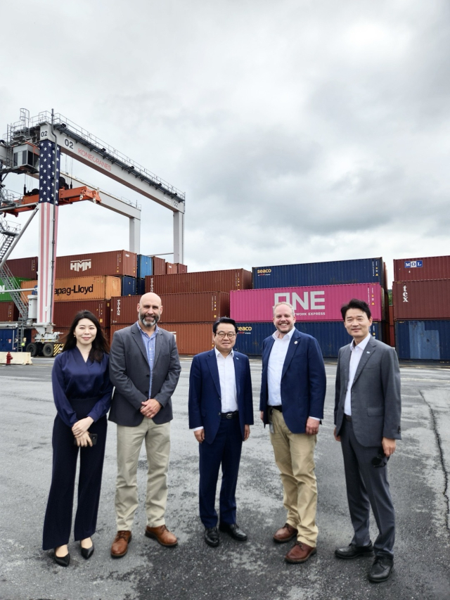 지난 14일 미국 조지아주 ARP(애팔래치안 지역 항만) 터미널을 방문한 안병길(가운데) 한국해앙진흥공사 사장이 조지아항만청 담당자 등과 기념촬영을 하고 있다. 해양진흥공사 제공