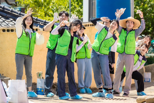 지난해 부산 기장군 문동마을에서 열린 연합 사회공헌활동 ‘2024 빅이벤트’ 현장 참여자들의 모습. 부산사회공헌정보센터 제공