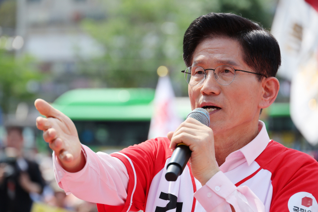 국민의힘 김문수 대선 후보가 20일 서울 서초구 고속터미널역 인근에서 집중유세를 하고 있다. 연합뉴스