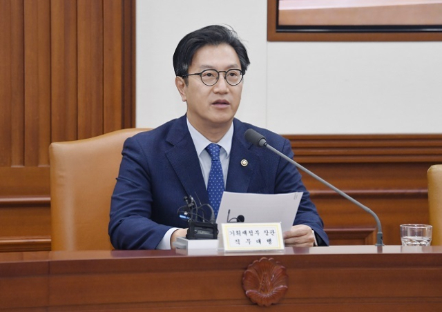 김범석 기획재정부 장관 직무대행 1차관이 21일 오전 서울 종로구 정부서울청사에서 열린 '경제관계장관회의 겸 산업경쟁력강화관계장관회의'를 주재하며 모두발언을 하고 있다. 기재부 제공