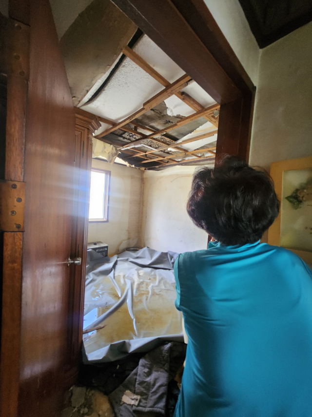 지난 5월 경남 창원시 마산회원구 봉암연립주택 내 한 집안에 천장이 무너진 모습. 강대한 기자