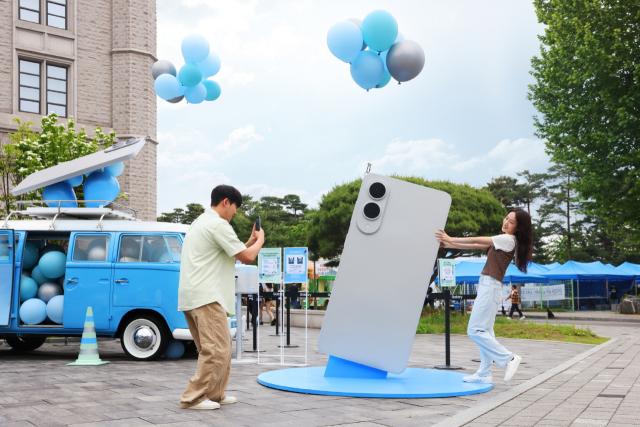 서울 성북구 고려대학교 서울캠퍼스에 오픈한 ‘갤럭시 캠퍼스 스튜디오’에서 방문객들이 기념 사진을 촬영하고 있다. 삼성전자 제공