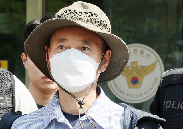2명이 숨지고 2명이 다친 시흥 살인사건의 피의자 차철남이 5월 21일 오전 구속 전 피의자 심문(영장실질심사) 출석을 위해 경기 시흥경찰서 유치장을 나서고 있다. 중국 국적인 차철남은 지난 17일 같은 중국동포인 50대 형제를 살해한 뒤 지난 19일 인근의 편의점 주인과 자기집 건물주 등 2명을 흉기로 찔러 다치게 한 혐의를 받고 있다. 연합뉴스