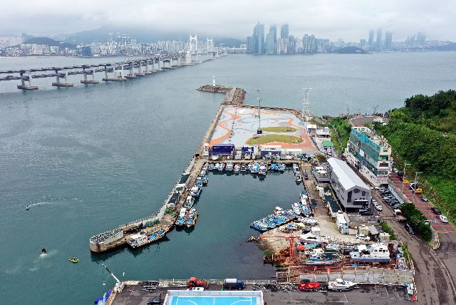 부산 남구 용호동 용호부두 부지 소유주 부산항만공사(BPA)가 이곳에 마리나 시설을 도입하려던 기존 계획을 철회했다. 남구청은 용호부두 마리나 요트클럽 유치를 핵심 공약 사업으로 내걸었는데, BPA의 결정에 따라 사업이 좌초될 위기에 빠졌다. 부산일보DB