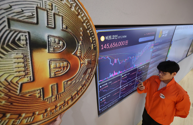 가상자산 대장주 비트코인이 4개월 만에 사상 최고가인 11만 달러(한화 약 1억 5165만 원)를 돌파했다. 사진은 지난 12일 서울 서초구 빗썸라운지 강남본점 전광판에 비트코인 가격이 표시된 모습. 연합뉴스