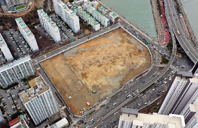 ‘남천 써밋 리미티드’ 아파트가 들어설 부산 수영구 옛 메가마트 부지. 부산일보DB