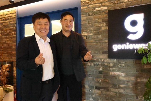 김영신 기정원장(왼쪽)과 이앙 대표가 함께 기업 방문 기념사진을 촬영하고 있다. 기정원 제공