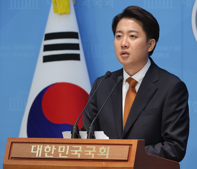 개혁신당 이준석 대선 후보가 22일 서울 여의도 국회 소통관에서 국민의힘 김문수 대선 후보와의 단일화 요구에 대한 입장 발표 기자회견을 하고 있다. 연합뉴스