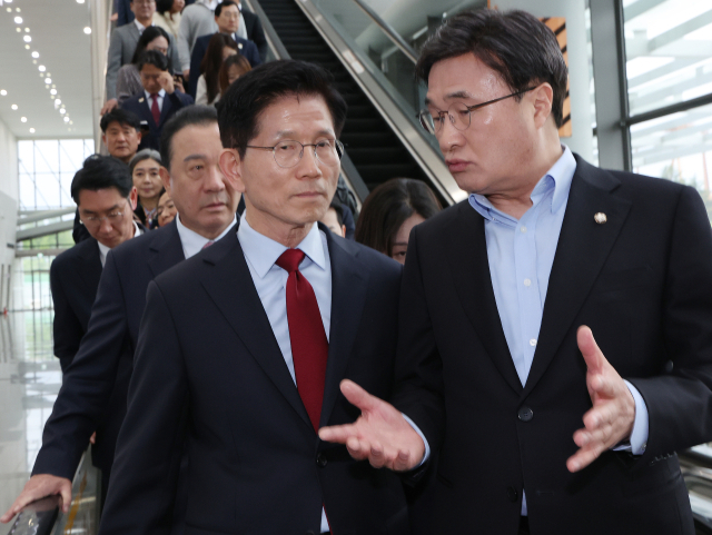 국민의힘 김문수 대선 후보가 6일 아시아태평양경제협력체(APEC) 회의장인 경북 경주시 경주화백컨벤션센터에서 김대식 의원과 대화를 나누고 있다. 연합뉴스