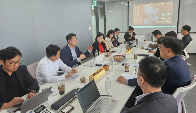 경제인문사회연구회 ESG 연구단은 지난 19일 서울 중구 서스틴베스트에서 ‘전환사회에서의 지속가능성 확보를 위한 ESG(환경·사회·지배구조) 제도 구축 연구(II)’에 대한 제4회 성과보고회를 열었다. 경제인문사회연구회 ESG 연구단 제공