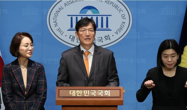 개혁신당 함익병 선거관리위원장이 지난 3월 서울 여의도 국회 소통관에서 조기 대선의 개혁신당 대선 후보로 이준석 의원을 선출한 투표결과를 설명하고 있다. 연합뉴스