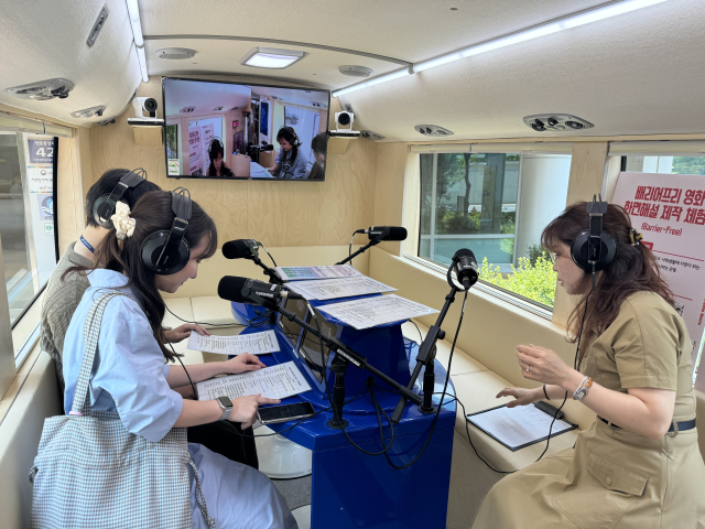 화면 해설 녹음 체험을 하는 모습. 부산시청자미디어센터 제공